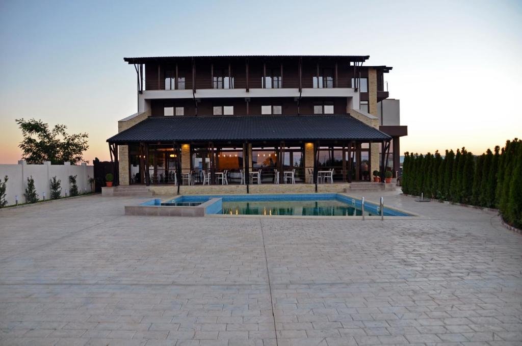 Curtea și piscina pensiunii