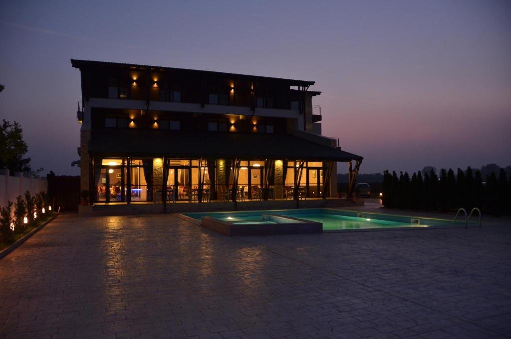 Pensiunea Sara și piscina, la apus